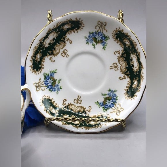 Queen Anne 8362 Bone China England Teacup & Saucer, White w/Evergreen Scrolls - Picture 8 of 10